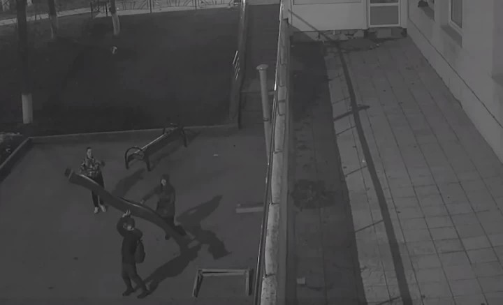 Вандалы разрушили детскую площадку в центре Сергиева Посада