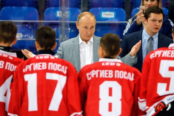 Хоккеисты сергиевопосадского «Луча» вышли на лёд перед Владимиром Путиным (и проиграли 0:9)