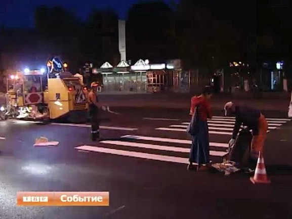 Ночной ремонт. Дорожное покрытие в Сергиевом Посаде восстанавливают в темное время суток