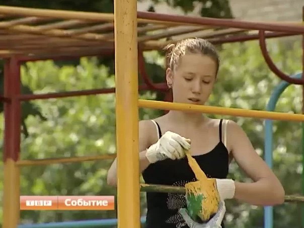 Благоустраивать дворы сергиевопосадским коммунальщикам помогают подростки