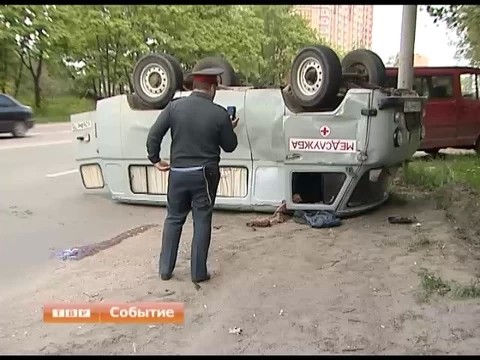 На проспекте перевернулся медицинский автомобиль