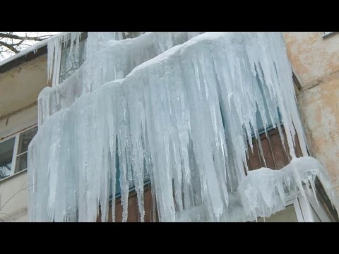 Сосульки сбивал альпинист