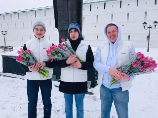 Молодогвардейцы Сергиева Посада  провели акцию у стен Лавры, посвящённую Международному женскому дню