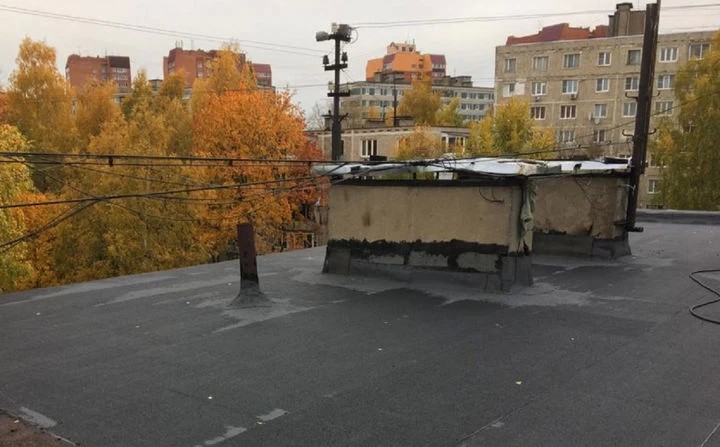 Управляющие организации отремонтировали кровли домов в трех муниципалитетах по предписанию Госжилинспекции