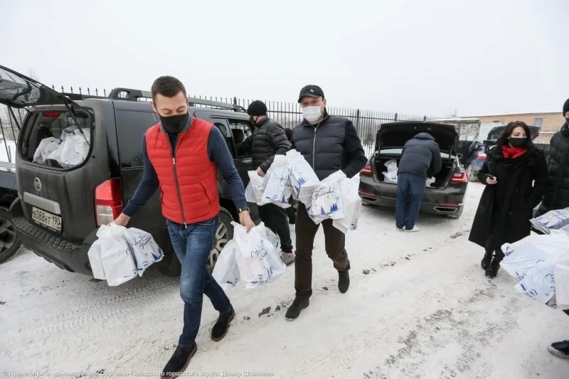Депутаты-партийцы привезли в Сергиево-Посадскую РБ около тысячи подарков