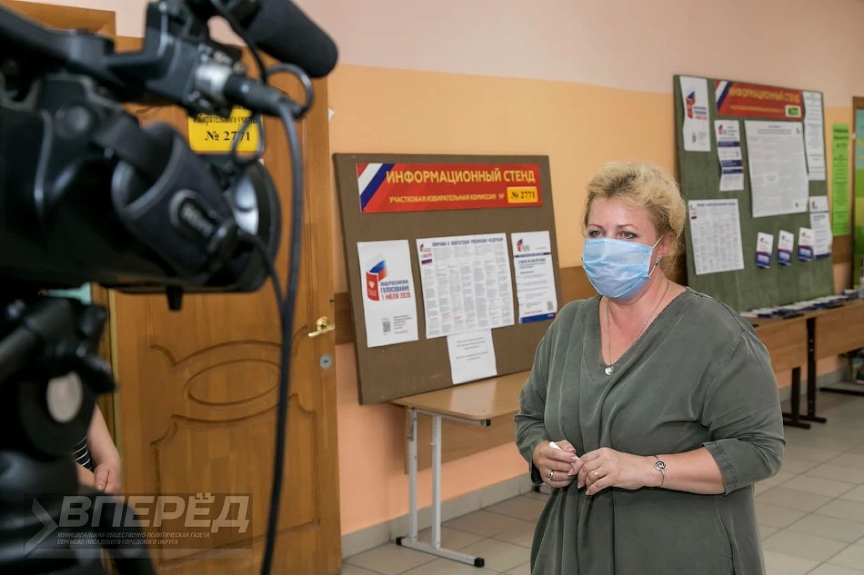 Председатель избиркома проголосовала по поправкам в Конституцию