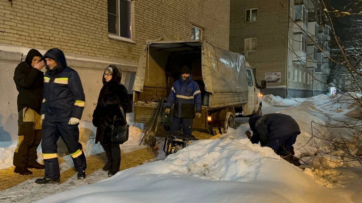 В Пересвете специалисты приступили к замене запорной арматуры в колодце.