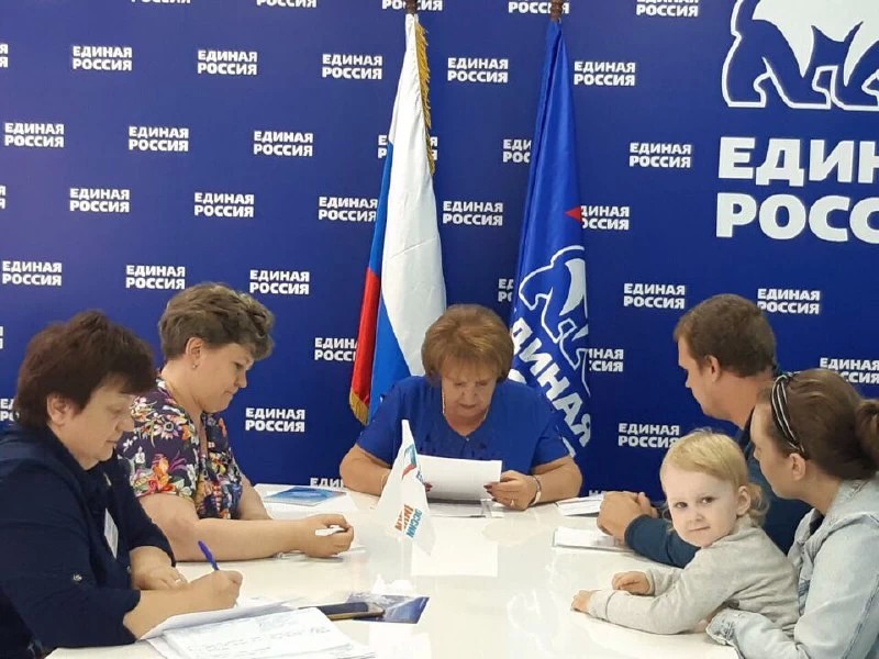 Приём граждан в рамках проекта «Крепкая семья» прошёл в приёмной «ЕР»