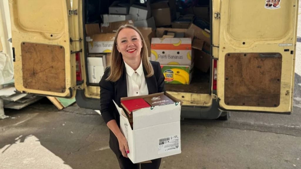 Анна Солдатова передала книги сельской школе