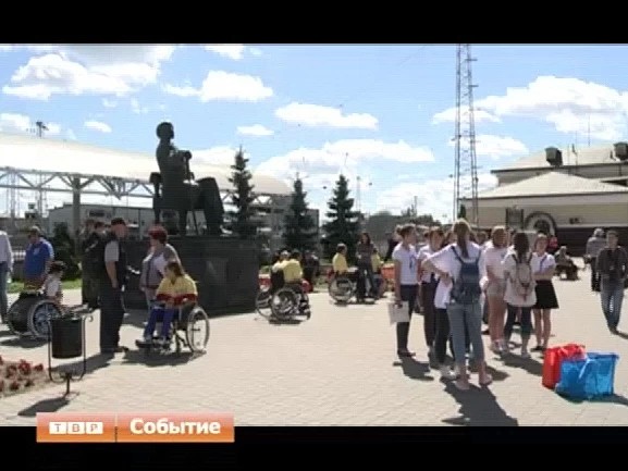 "Колесница" проехала по туристическим маршрутам и социальным объектам Сергиева Посада. Инвалиды-колясочники из ряда городов Подмосковья сегодня приехали в наш город