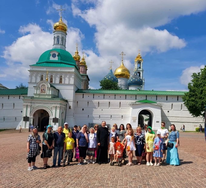 Свято-Троицкую Сергиеву Лавру посетила группа беженцев из Донбасса и юго-восточной части Украины из ПВР «Родник» Пушкинского городского округа