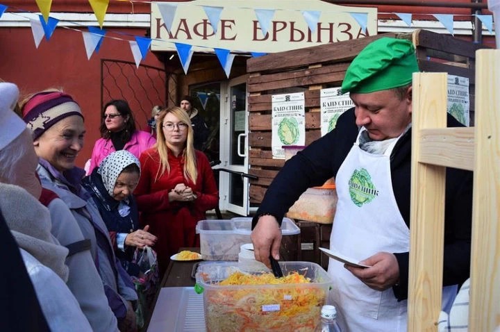 На улице Карла Маркса продолжаюся уличные праздники