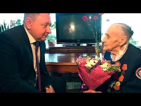 Участницу войны Александру Абросимову с Днём Победы поздравил глава района