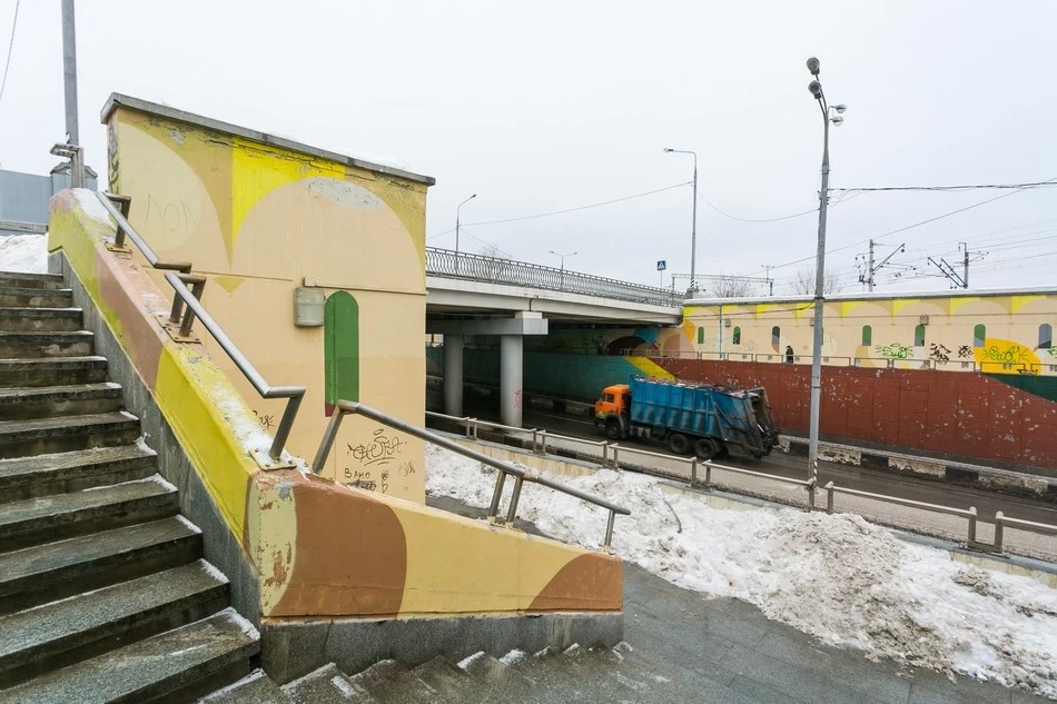 Путепровод облицуют антивандальными панелями