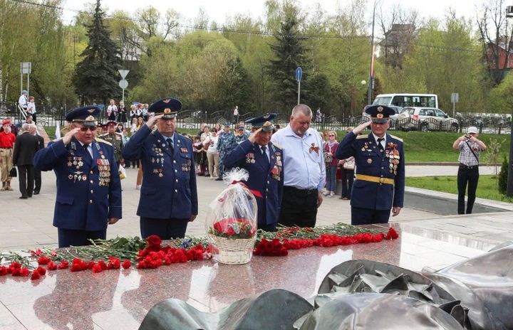 По маршрутам воинской доблести. 6 мая колонна из 25 автомобилей и 14 мотоциклов прибыла к Мемориалу славы в Сергиевом Посаде