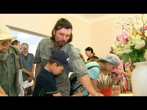 Тихановский представил свои пейзажи и помог рисовать детям