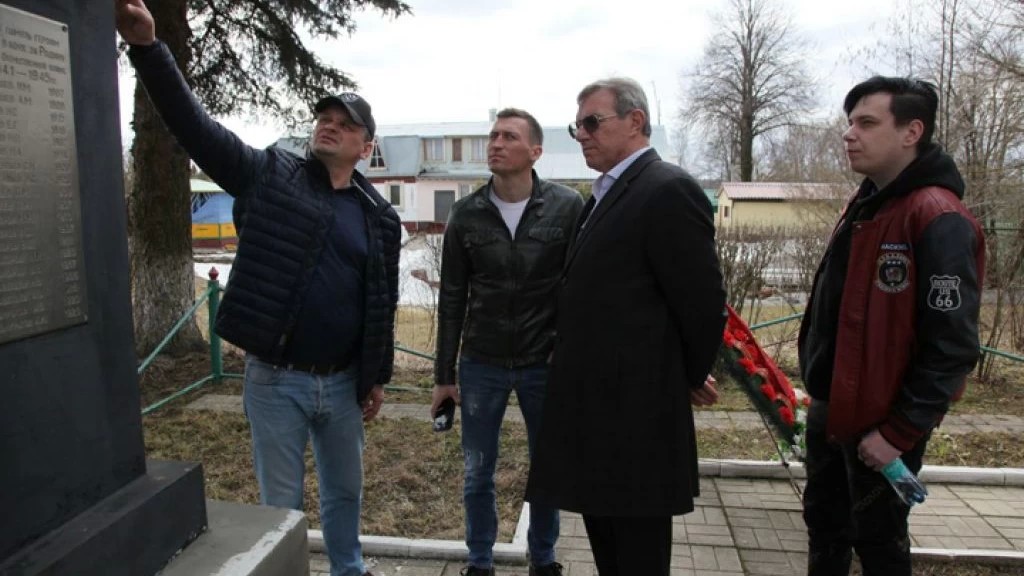 Депутаты вместе с молодежью проверили сельские памятники