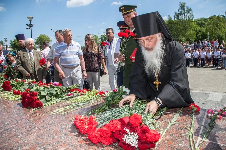 Возложение цветов в День памяти и скорби