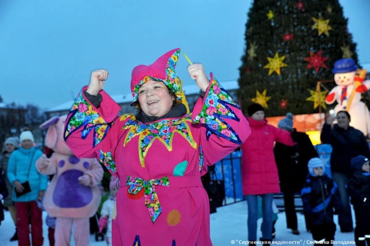 В Сергиевом Посаде зажгли огни на главной городской ёлке (фоторепортаж)