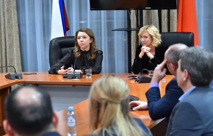 Наталья Виртуозова и  Анастасия Звягина наградили руководителей информационных агентств
