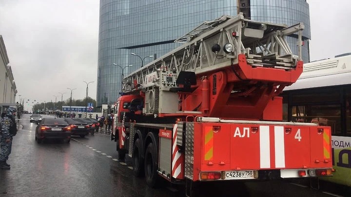 Людей эвакуируют из дома правительства Московской области