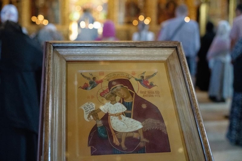 «Яви, Владычице, Твою милость к нам»: в Лавре почтили икону Божией Матери «Достойно есть»