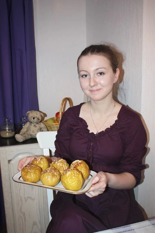Девочка с яблоками