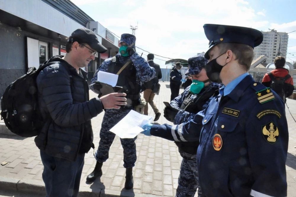 Минтранс Подмосковья при проверке пропусков раздал маски жителям на остановках и в автобусах