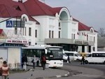 С автобуса не спускают глаз