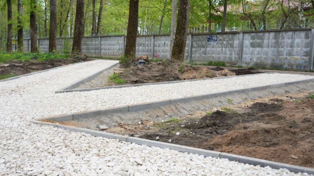 На Угличе обустраивают пешеходные тропинки
