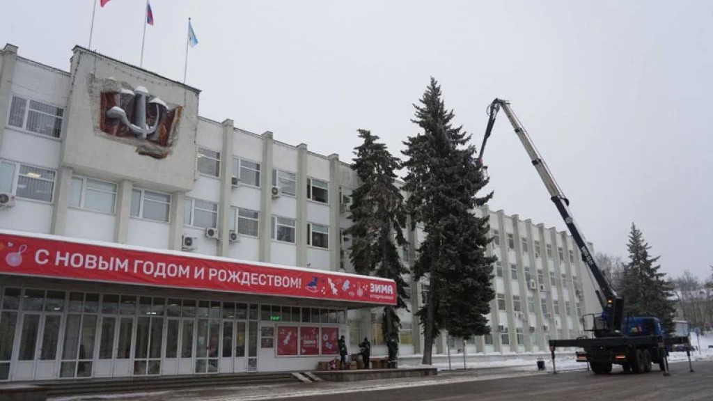 Детскими самодельными игрушками украсили ели у здания администрации
