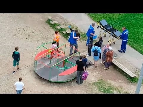 Девочка сломала ногу, катаясь на карусели