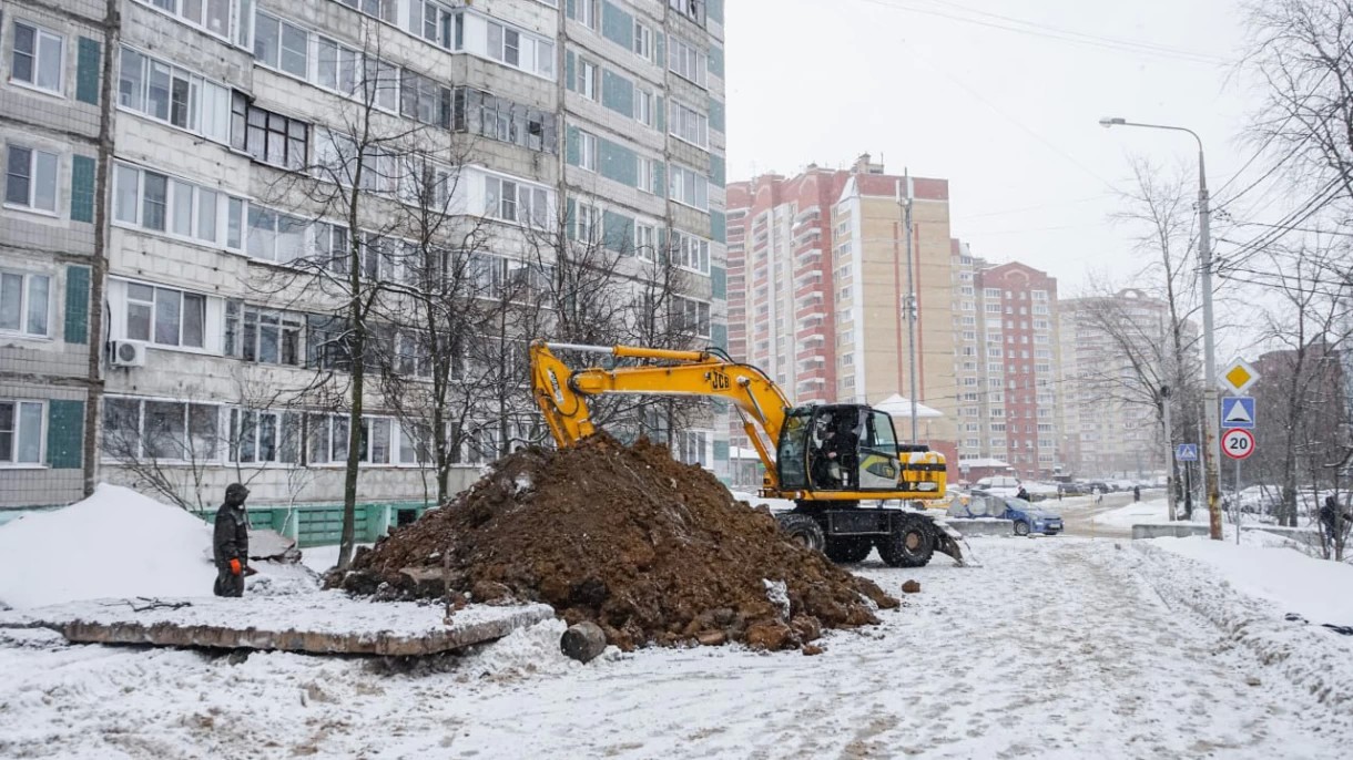 На улице Глинки в Сергиевом Посаде продолжаются работы по замене канализационного коллектора