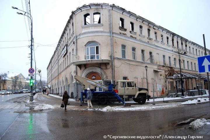 Сгоревшую гостиницу в центре Сергиева Посада закроют баннером