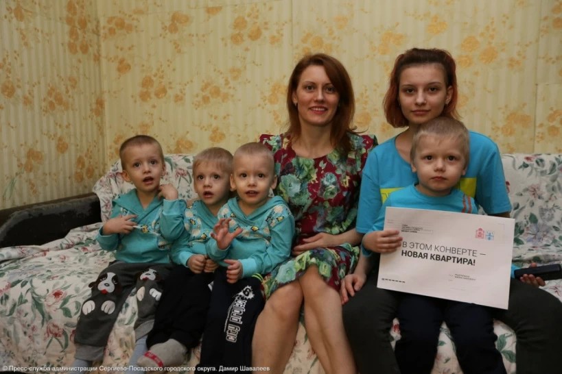 Маме тройняшек из Сергиева Посада вручили сертификат на приобретение жилья
