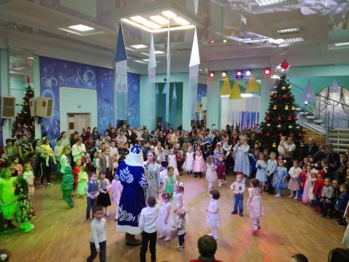 Более 700 детей, подшефных Сергиево-Посадскому управлению социальной защиты населения, получают новогодние подарки от металлургов