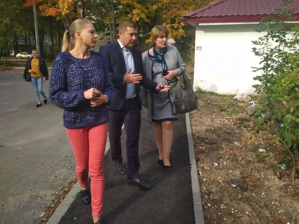 Алексей Деяк проверил благоустройство дворов в Хотьковском проезде