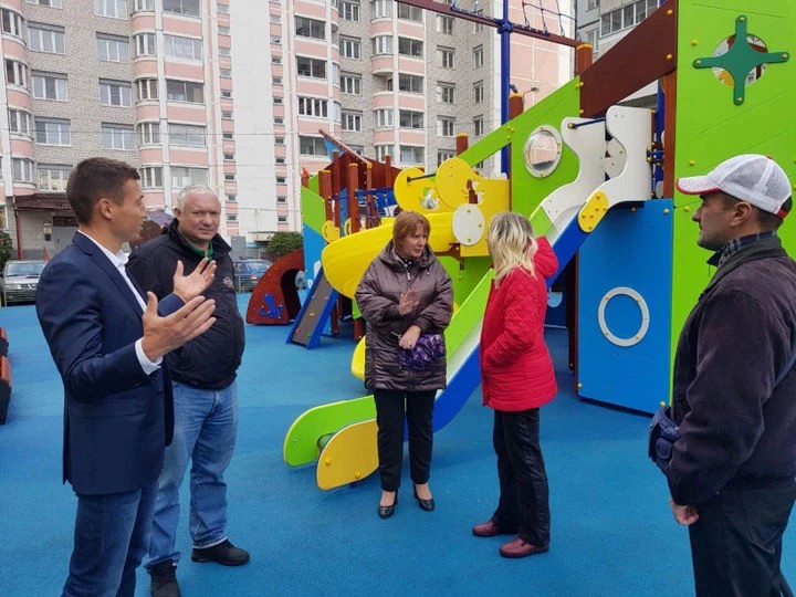 Под контролем областного депутата: Александр Легков осмотрел новую детскую площадку на улице Матросова