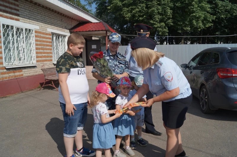 В Сергиевом Посаде полицейские поздравили многодетные семьи сотрудников с Днем семьи, любви и верности