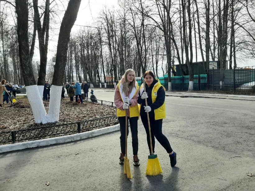 Волонтёры культуры навели порядок у ДК им. Ю. Гагарина