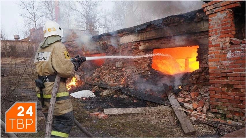 На Ферме сгорел заброшенный склад (фоторепортаж)