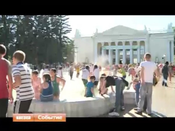 Теперь цветомузыкальный. У ДК Гагарина заработал обновленный фонтан