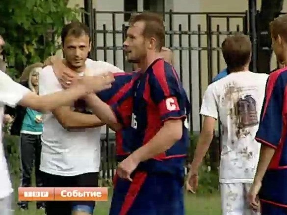 Под дождем заканчивали свой матч футбольные команды Сергиева Посада и Сербии