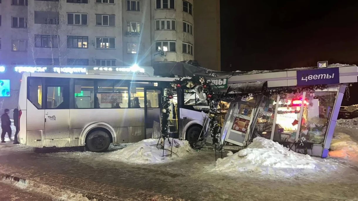 Разрушения и хаос в ночи: водитель автобуса протаранил цветочный магазин в Подмосковье