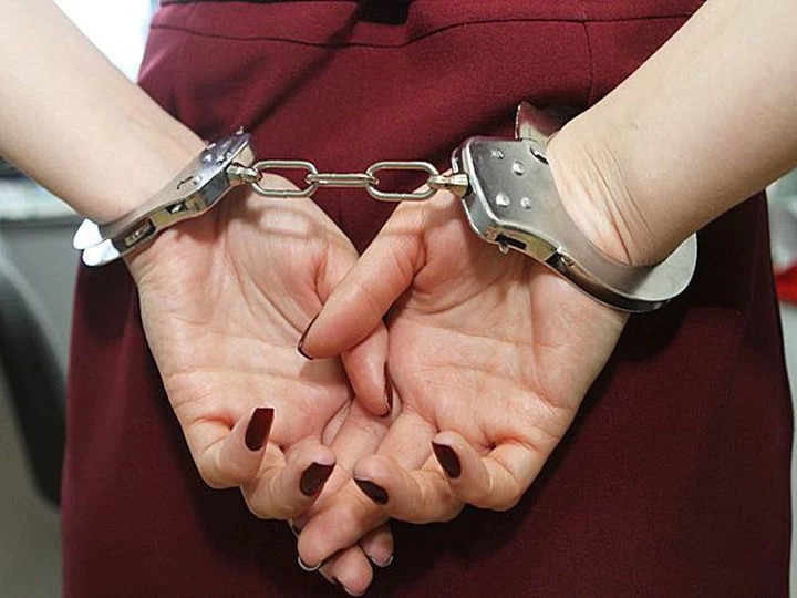 Женщина вырвала из рук мужчины деньги и хотела скрыться, но не получилось