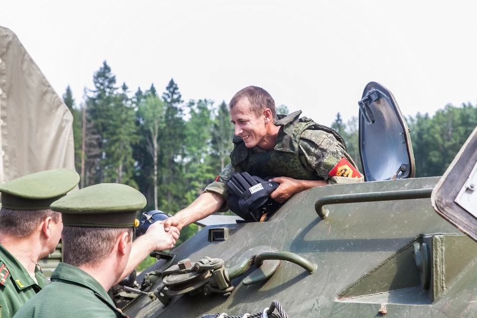 Маневрируя между войной и весельем