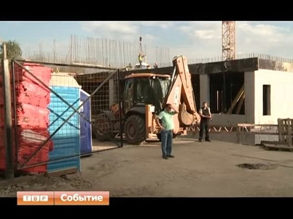 Ночные строительные работы, которые ведутся на улице Толстого, мешают спать жителям близлежащих домов