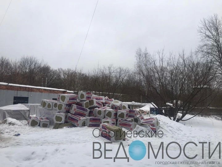 Жители жалуются на неопознанный мусор возле дома на Валовой