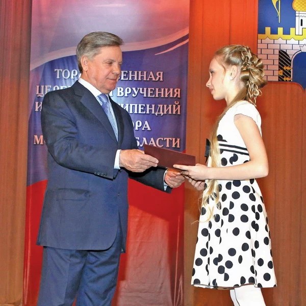 Стипендии — достойным