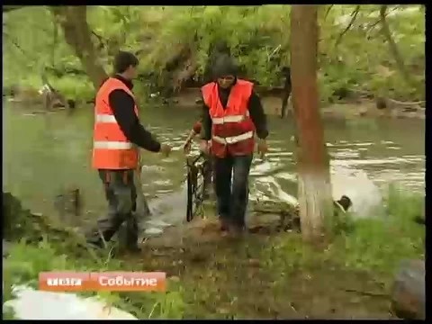 Третий день в поселке Заречном чистят пойму реки Воря